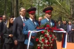 VUČIĆ POLOŽIO VENAC I CVEĆE NA GROBNO POLJE: Tužan dan u Donjoj Gradini, Srbi se sećaju Jasenovca (FOTO)