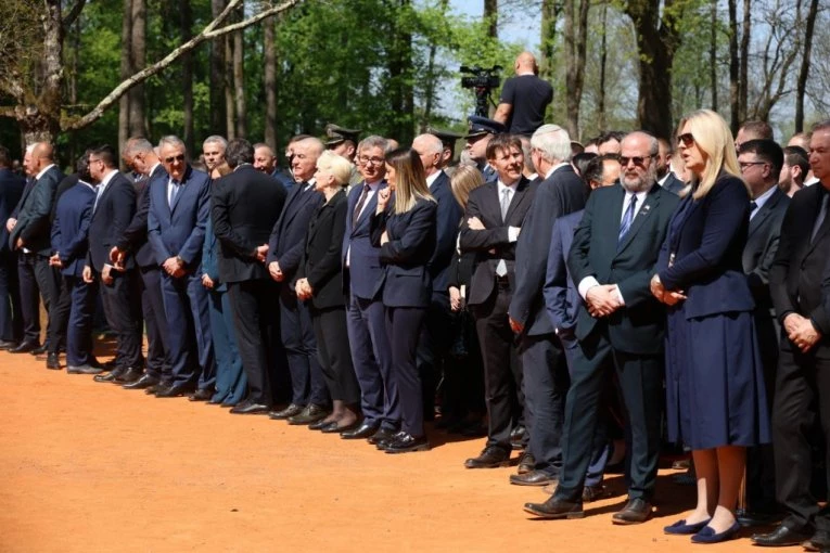 VUČIĆ U DONJOJ GRADINI: Odaje počast žrtvama Jasenovca! POČEO POMEN!