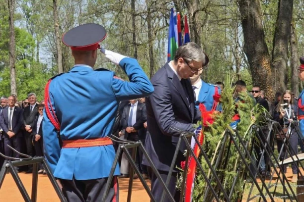 VUČIĆ U DONJOJ GRADINI: Odaje počast žrtvama Jasenovca! POČEO POMEN! (VIDEO)