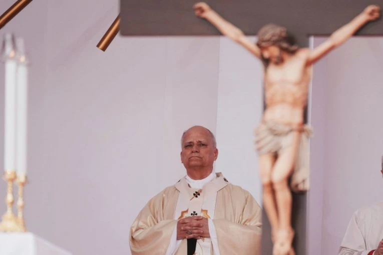 VEROVALI ILI NE: Papa Lav zvao banku da prijavi promenu adrese, pa je doživeo NAJVEĆE PONIŽENJE (VIDEO)