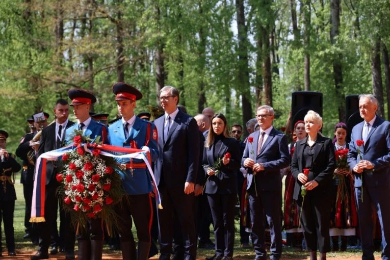 VUČIĆ U DONJOJ GRADINI: Služen parastos, predsednik se poklonio žrtvama ustaških zločina! (VIDEO)
