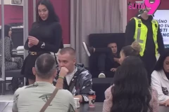 PODIVLJALI ASMIN NASRNUO NA MAJU, ONA TRAŽI HITNU REAKCIJU! Buran raskid usred programa, obezbeđenje imalo pune ruke posla!