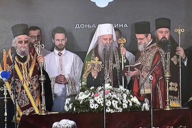 "OVO JE NAJSTRAŠNIJA GOLGOTA SRPSKOG NARODA": Potresne reči patrijarha Porfirija u Donjoj Gradini na parastosu žrtvama NDH