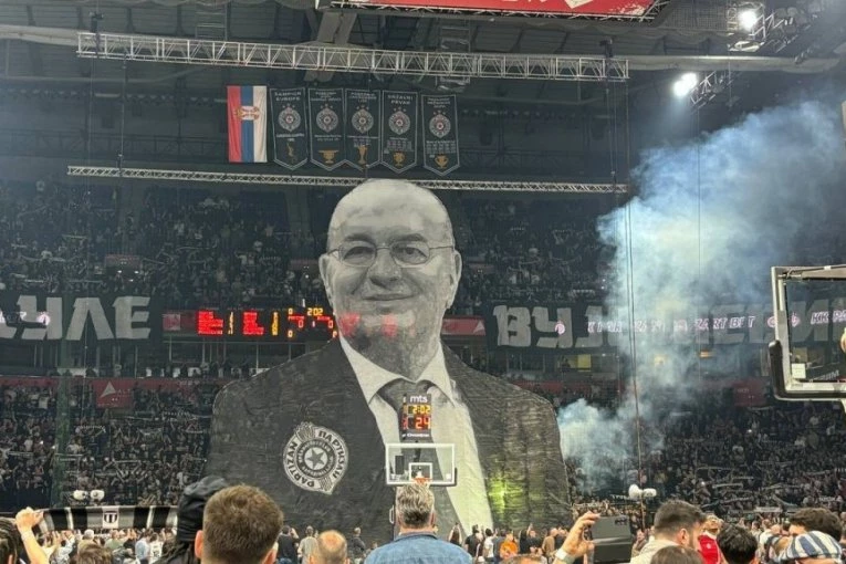 PRIZOR KOJI TERA SUZE NA OČI: Sin Predraga Danilovića na originalan način odao počast Dušku Vujoševiću (FOTO)