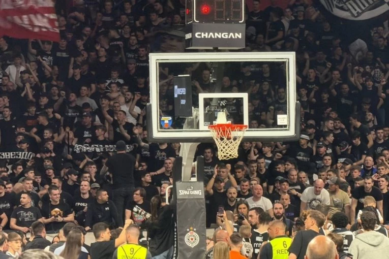 BRUTALNA PROZIVKA GROBARA: Navijači Partizana udarili jako na Sašu Obradovića i Zvezdu (FOTO)