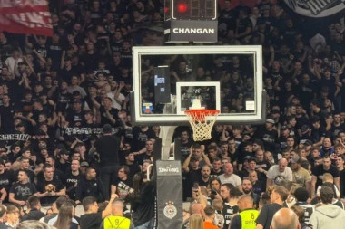 BRUTALNA PROZIVKA GROBARA: Navijači Partizana udarili jako na Sašu Obradovića i Zvezdu (FOTO)