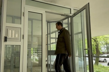 PRVI SNIMAK MARKA BULATA NAKON HAPŠENJA: Evo šta je uradio ispred PORODIČNOG DOMA, otkrio šta je sa suprugom Marijom! (VIDEO)