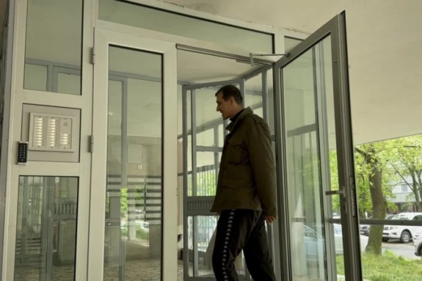 PRVI SNIMAK MARKA BULATA NAKON HAPŠENJA: Evo šta je uradio ispred PORODIČNOG DOMA, otkrio šta je sa suprugom Marijom! (VIDEO)