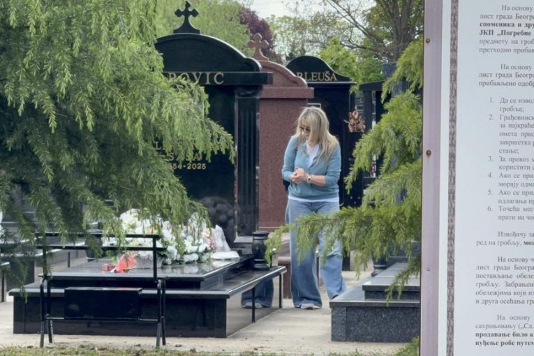 Suzana Jovanović na grobu Saše Popovića