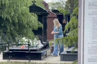ŠTA JE SUZANA JOVANOVIĆ DONELA POPOVIĆU NA GROB?! Sašina UDOVICA ostavila OVO, kamere je usnimile! (VIDEO)