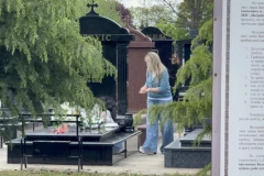 ŠTA JE SUZANA JOVANOVIĆ DONELA POPOVIĆU NA GROB?! Sašina UDOVICA ostavila OVO, kamere je usnimile! (VIDEO)