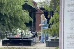 ŠTA JE SUZANA JOVANOVIĆ DONELA POPOVIĆU NA GROB?! Sašina UDOVICA ostavila OVO, kamere je usnimile! (VIDEO)