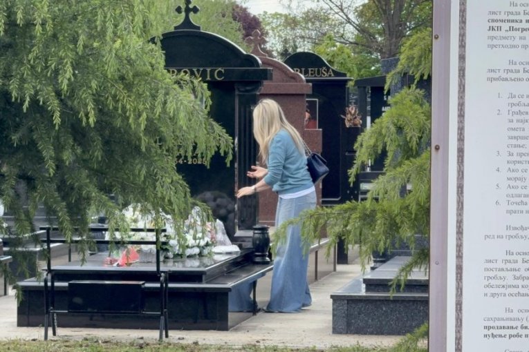 Suzana Jovanović na grobu Saše Popovića