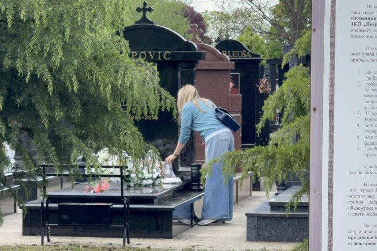 Suzana Jovanović na grobu Saše Popovića