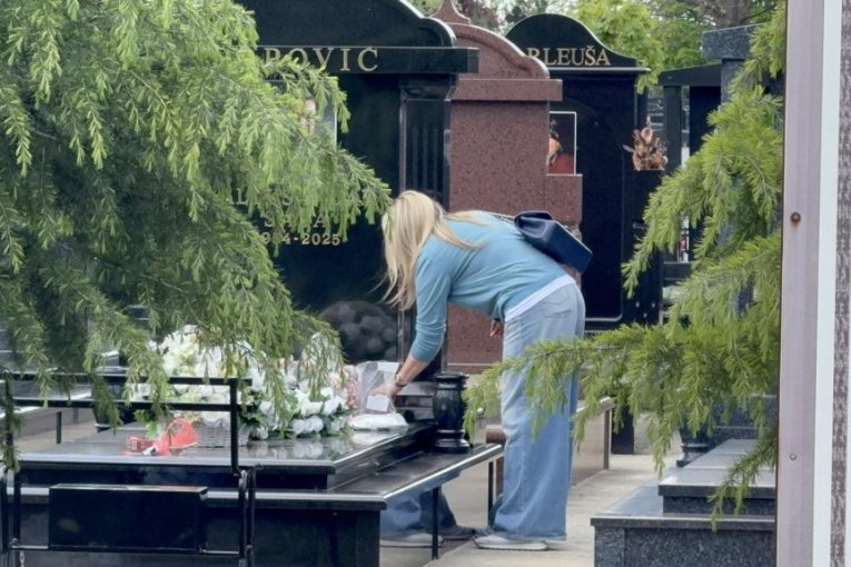 Suzana Jovanović na grobu Saše Popovića