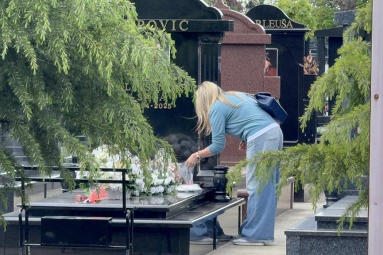 Suzana Jovanović na grobu Saše Popovića