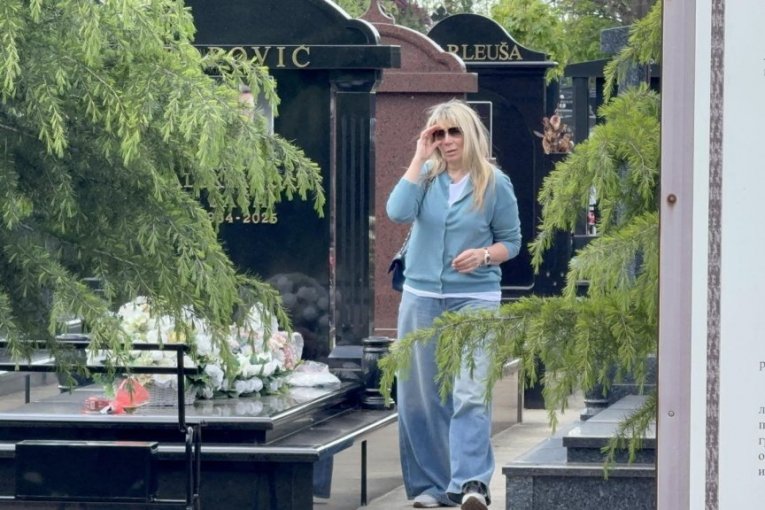 Suzana Jovanović na grobu Saše Popovića