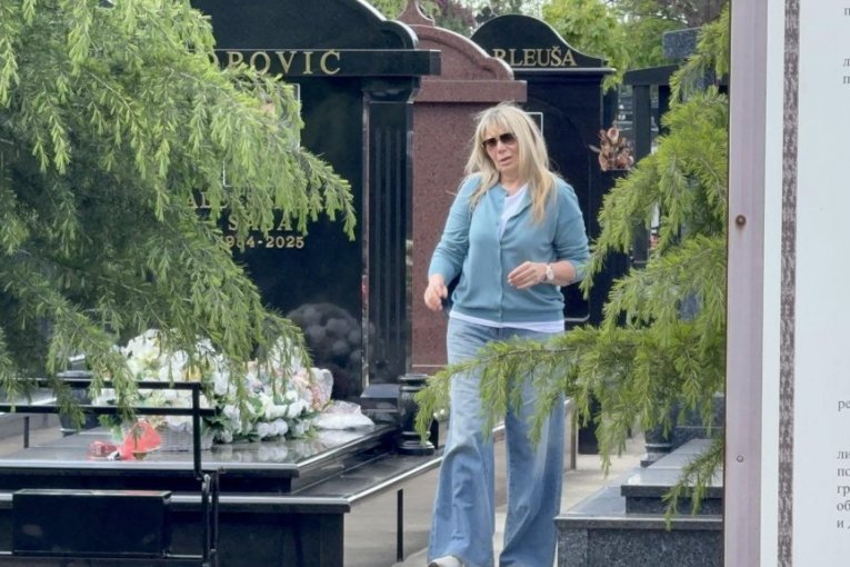 Suzana Jovanović na grobu Saše Popovića