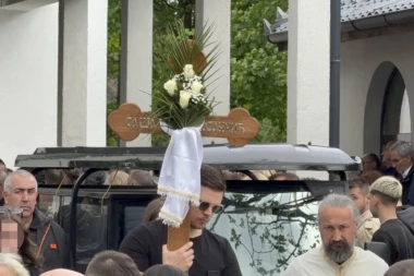 CELA ESTRADA U SUZAMA NA SAHRANI SAŠE KATANČIĆA: Ove scene KIDAJU DUŠU, pogledajte ko se sve pojavio! (VIDEO)