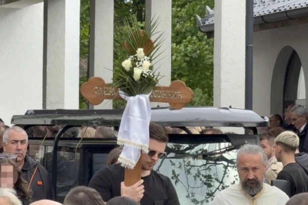 CELA ESTRADA U SUZAMA NA SAHRANI SAŠE KATANČIĆA: Ove scene KIDAJU DUŠU, pogledajte ko se sve pojavio! (VIDEO)