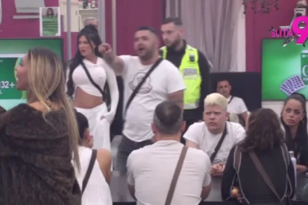 ALIBABU  UGOSTILI KO KRALJA, A ON IM OVAKO VRAĆA! Stanijina porodica ŠOKIRANA Asminovim postupcima - SVI ŽELE DA JE SRUŠE!