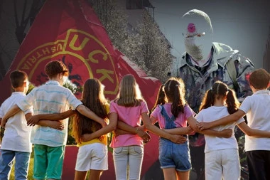 STRAVIČNE SCENE! DA LI JE OVO REALNO? Albanska deca paradiraju u uniformama OVK! (FOTO)