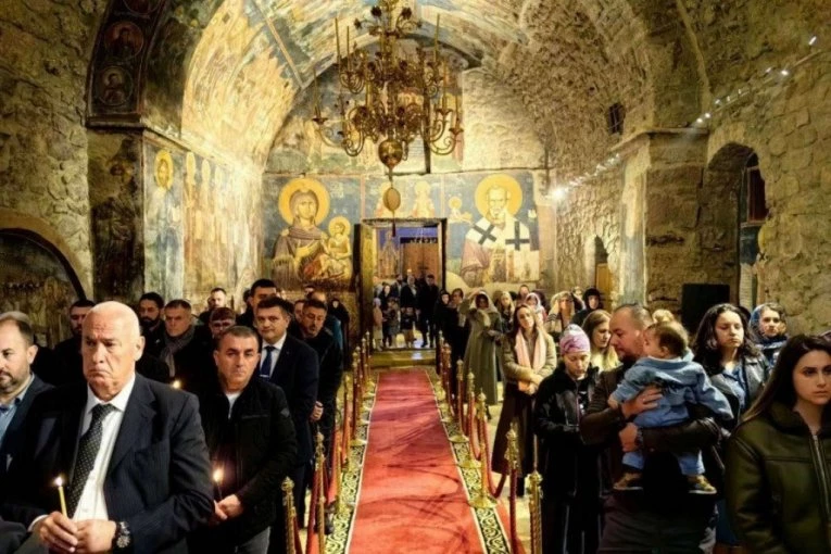 Mnogi prave iste greške čim kroče u crkvu: EVO KAKO SE ZAISTA ULAZI, STOJI I UČESTVUJE U BOGOSLUŽENJU