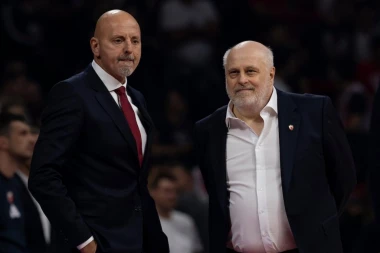 ZVEZDA URUČILA OTKAZ TRENERU! Šokantna vest pred duel s Barselonom!