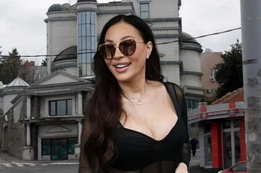 ŠTA SE DEŠAVA U DOMU CECE RAŽNATOVIĆ? Pevačici stigla misteriozna pošiljka! (FOTO)