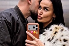 OVAJ PREZGODNI FRAJER JE NOVI DEČKO INDI ARADINOVIĆ! Pevačica ga krila kao zmija noge, ŽENAMA POPADALE VILICE! (FOTO)