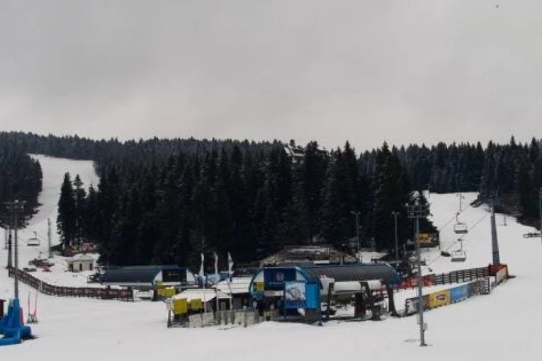 POTPUNO NESTVARAN PRIZOR! Kao da je januar - sve se beli, sve je spremno za skijanje na Kopaoniku! (FOTO)