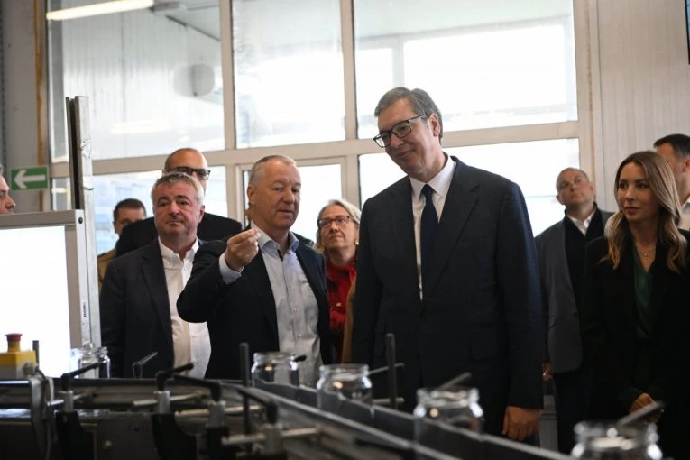 PREDSEDNIK VUČIĆ U PARAĆINU! Otvara se pogon kompanije "Vaider Srpska fabrika stakla" (FOTO, VIDEO)