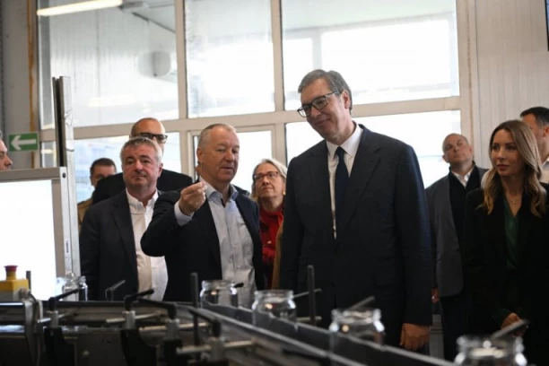 PREDSEDNIK VUČIĆ U PARAĆINU! Otvara se pogon kompanije "Vaider Srpska fabrika stakla" (FOTO, VIDEO)