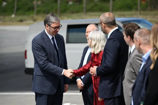 PREDSEDNIK VUČIĆ U PARAĆINU! Otvara se pogon kompanije "Vaider Srpska fabrika stakla" (FOTO, VIDEO)
