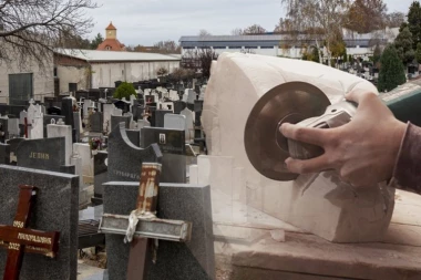 ŽENA UKLANJA IME POKOJNOG MUŽA S NADGROBNE PLOČE?! Šok-snimak sa srpskog groblja - komentari ne prestaju da se nižu! (VIDEO)