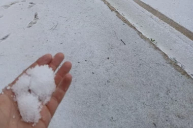 ZABELELA SE IVANJICA USRED PROLEĆA! Sneg prekrio ivanjička sela, meštani strepe zbog štete na malinama