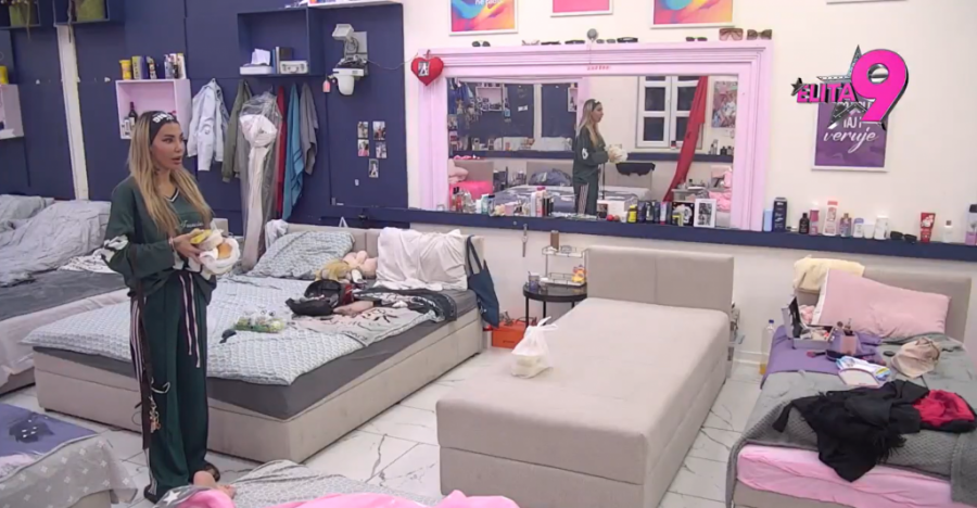 ANELI PALA VILICA ZBOG BRUTALNE AKCIJE MAJE I ASMINA - Nepomično gledala kako Durdžić rashoduje starletine silikone u zadnjici! (VIDEO)