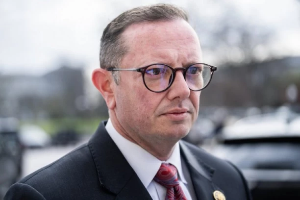 "NE MOGU DA GA POMERE KOLIKI JE": Kongresmen otkrio da američka vojska poseduje OGROMAN NLO OBJEKAT! Niko ne zna ODAKLE potiče (FOTO)