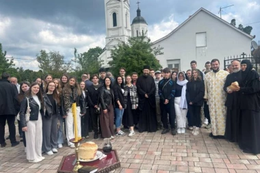 ULAZITE U RAJ, DECO BESMRTNA: Na mestu najmasovnijeg stradanja Srba dirljivo obeležen praznik Svetih novomučenika jasenovačkih (FOTO)