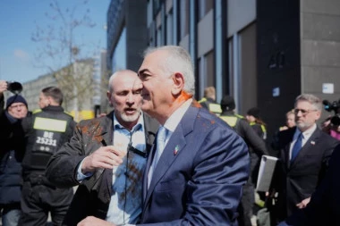 NAPADNUT REZA PAHLAVI! Demonstrant iskoristio uspavanost obezbeđenja i UČINIO OVO (VIDEO)