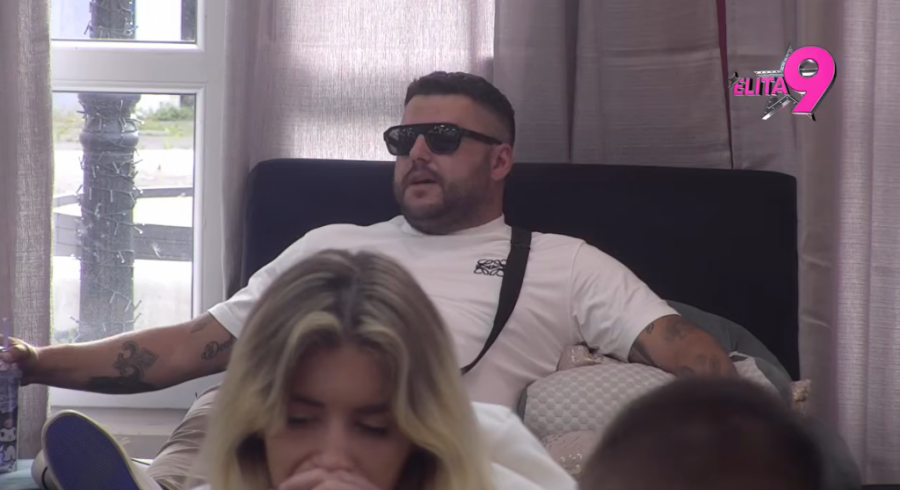 BRUTALNA AKCIJA ASMINA I ANELI ŠOKIRALA REGION! Urinirao po njoj, a onda joj uradio OVO! Obelodanio kakva je Ahmićeva bila u krevetu tad! (VIDEO)