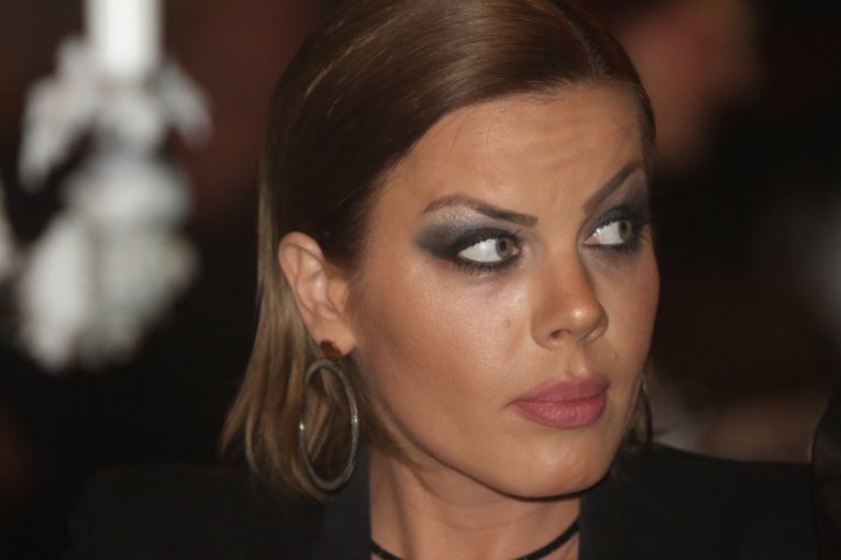 NAŠOJ GLUMICI VERENIK PUCAO U GLAVU, PA SEBI ODUZEO ŽIVOT! Ovako ona izgleda danas! (FOTO)