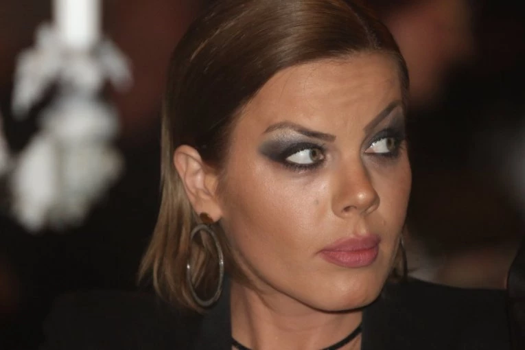 NAŠOJ GLUMICI VERENIK PUCAO U GLAVU, PA SEBI ODUZEO ŽIVOT! Ovako ona izgleda danas! (FOTO)