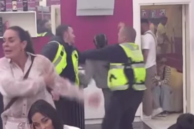 ANELI GAĐALA ASMINA, OBEZBEĐENJE JE OBUZDALO: Žestok sukob roditelja male Nore, OVO će im ćerka gledati!