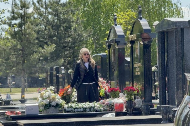 Suzana Jovanović na grobu Saše Popovića
