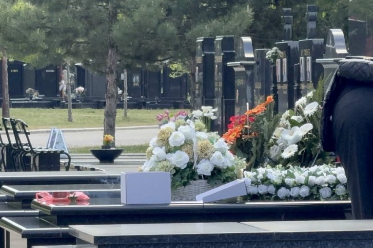 Suzana Jovanović na grobu Saše Popovića