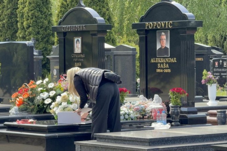 Suzana Jovanović na grobu Saše Popovića