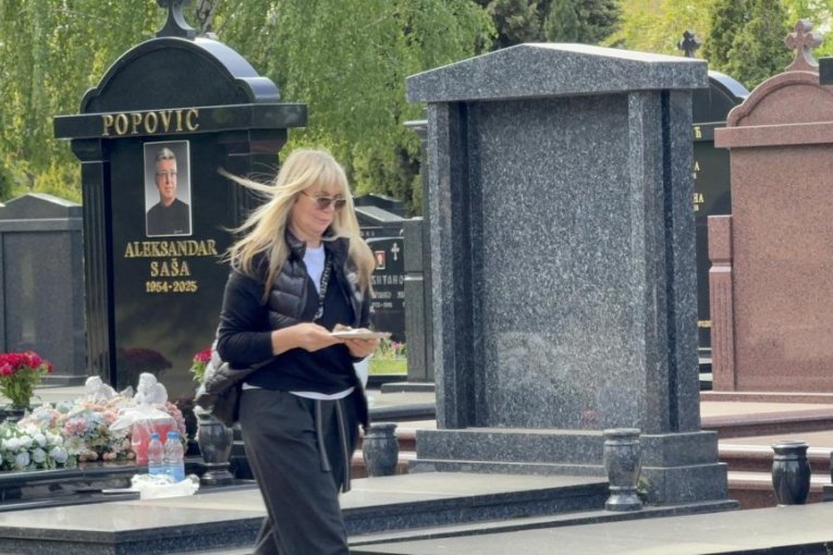 Suzana Jovanović na grobu Saše Popovića