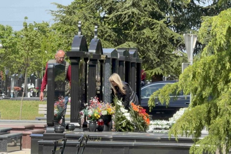 Suzana Jovanović na grobu Saše Popovića