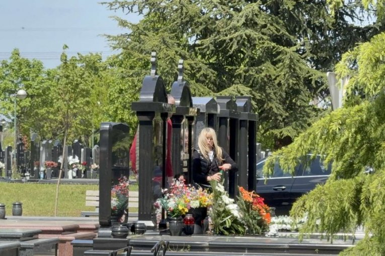 Suzana Jovanović na grobu Saše Popovića